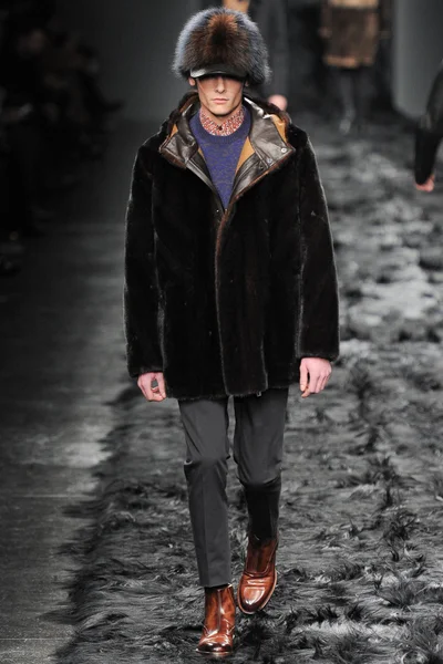 Look 16
